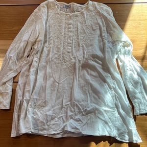 Woman’s white 3/4 quarter sleeve shirt